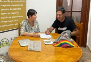 Silvia Gonzalvo y Jordi Pilar firmando el acuerdo