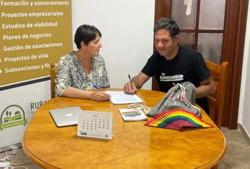 Silvia Gonzalvo y Jordi Pilar firmando el acuerdo