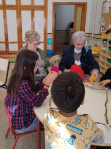 taller intergeneracional con mayores.