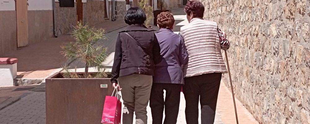 Mujeres camino a casa