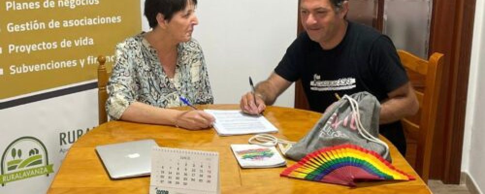 Silvia Gonzalvo y Jordi Pilar firmando el acuerdo