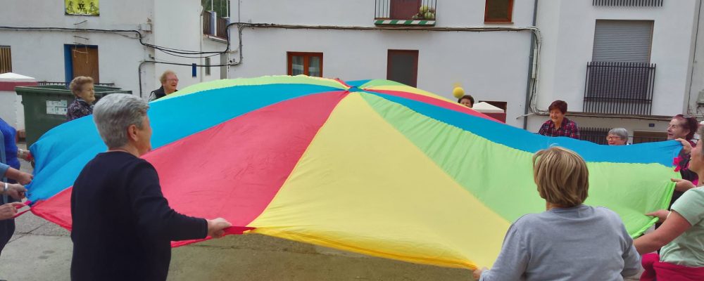 Paracaídas en taller de mayores.